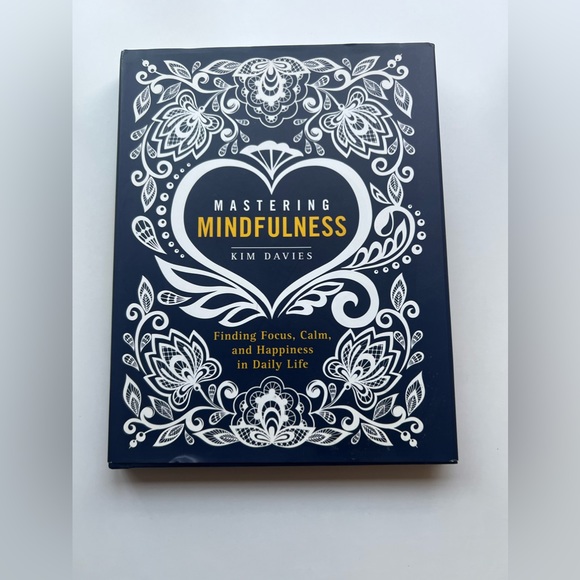 MASTERING MINDFULNESS Finding Focus, Calm, and Happiness in Daily Life Book - Picture 1 of 2